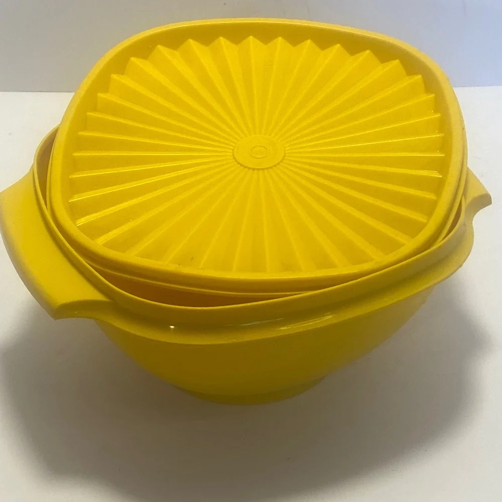 Tupperware Serving Bowl Yellow Excellent Starburst Lid Vintage USA